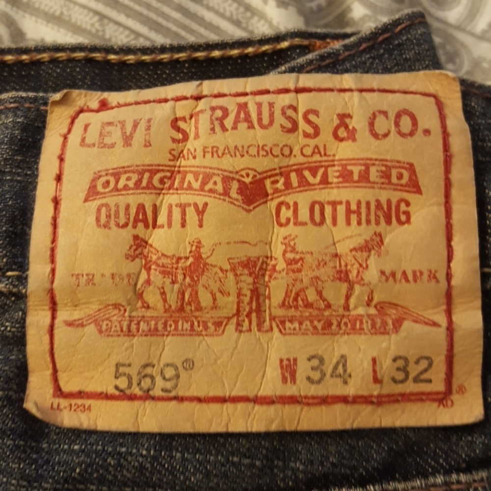 Men's Levi 569 dark wash jeans